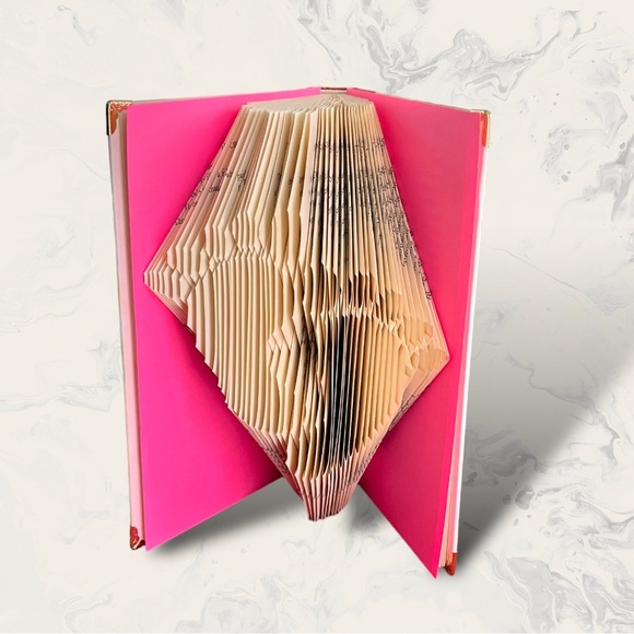 𝑯𝒂𝒏𝒅𝒎𝒂𝒅𝒆 “Baby Feet” Book Folding 🎁 - Picture 6 of 10